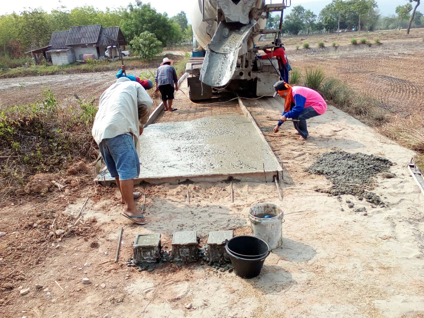 ภาพการทำถนนคอนกรีดของงบประมาณปี61 อบต.แก้งไก่